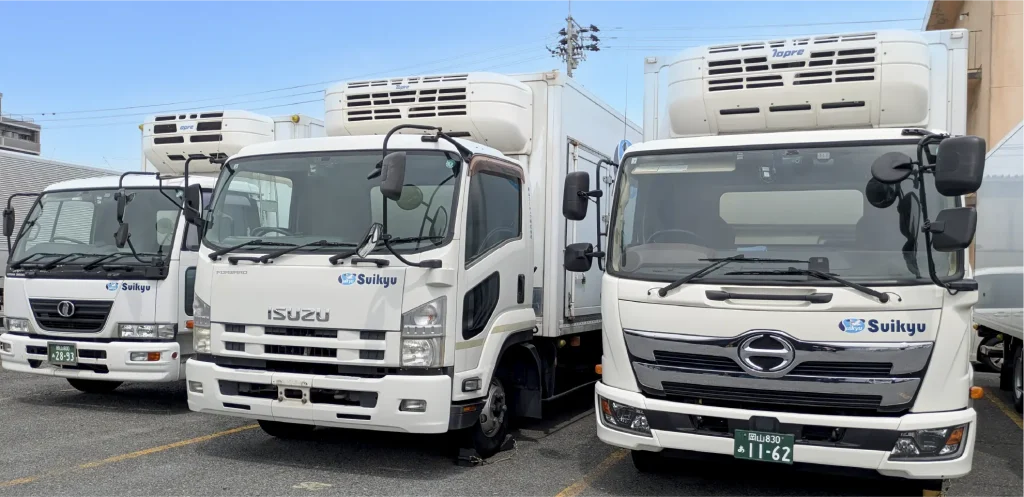 トラックが並ぶ敷地