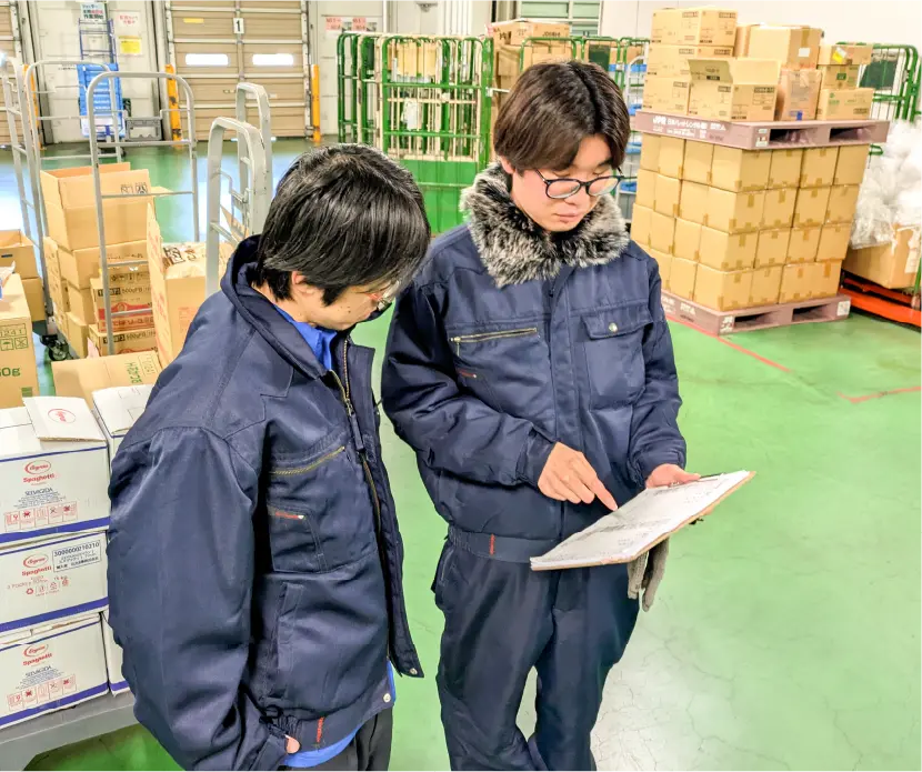 倉庫で働く社員の姿