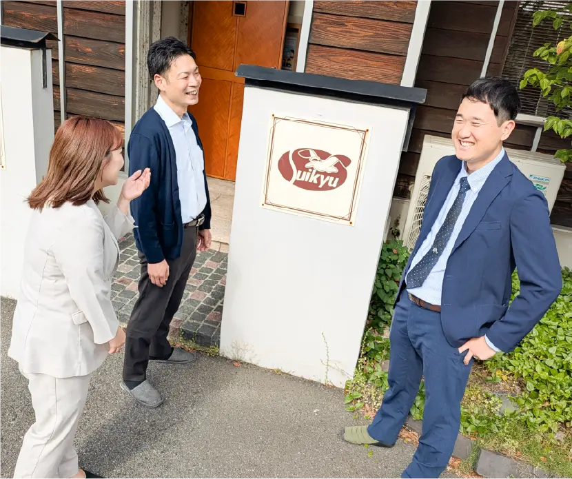 不動産事業の社員が笑顔で話をしている写真