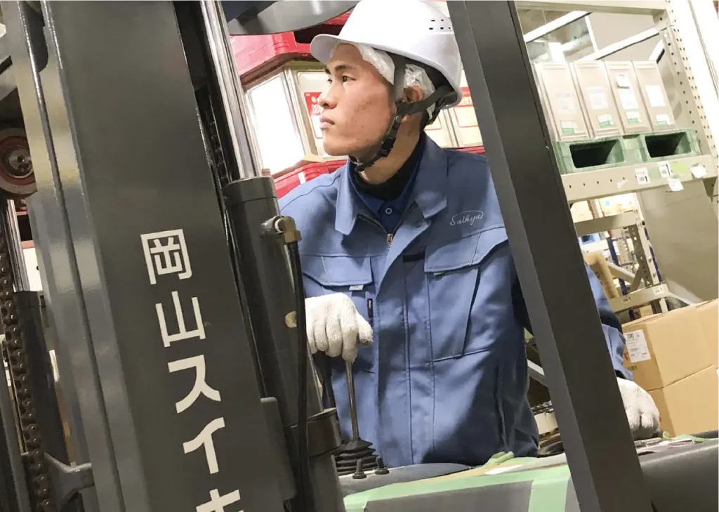 倉庫内で働く男性社員