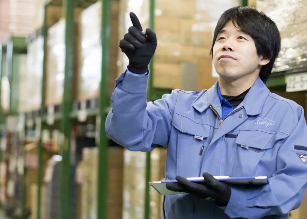 倉庫内で働く男性社員